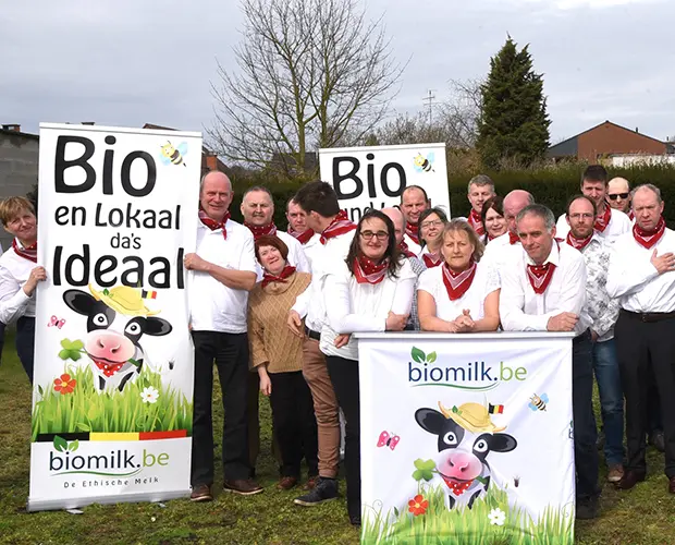 Membres de biomilk.be avec affiches biomilk.be